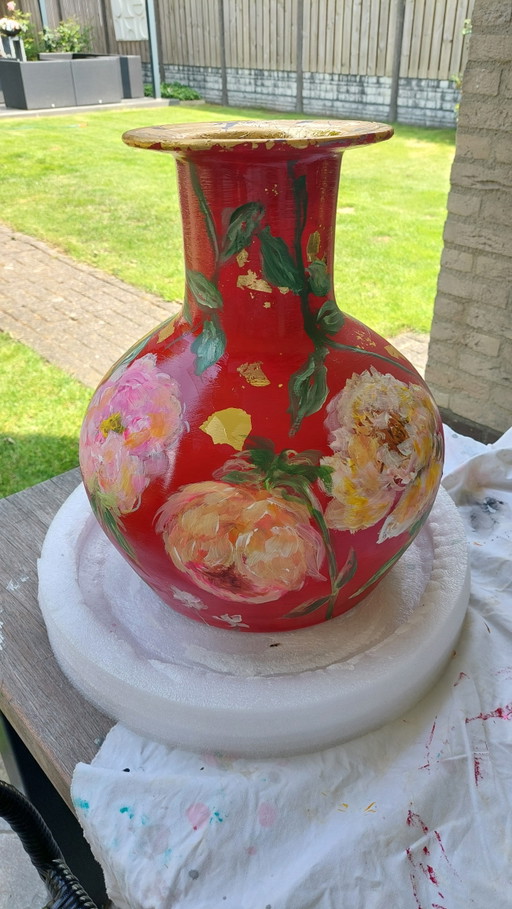 Jarrón pintado a mano en color rojo burdeos.