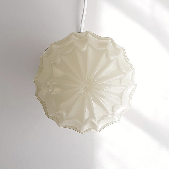 Image 1 of Beige groene glazen plafondlamp van Thabur in Den Haag, Medium variant, art deco lamp glazen bol
