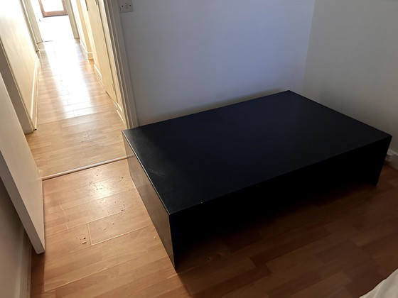 Image 1 of Mesa de centro de diseño de metal negro