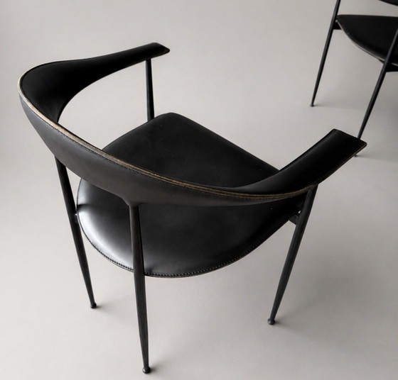 Image 1 of 4 vintage Fasem P40 armstoelen – Vegni & Gualtierotti, Zwart Leer