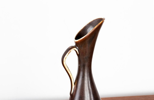 Vaas, kan, geglazuurd keramiek met metallic en bruine accenten door Gunnar Nylund voor Rörstrand Zweden 1960.