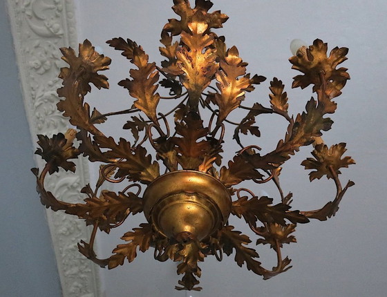 Gran lámpara de araña de ocho luces, de hojalata dorada patinada de mediados de siglo, diseñada por Hans (photo 8 of 10)