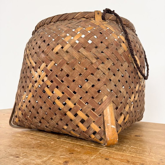Vintage woven bamboo basket with rope handles, Decorative Objects, Wood, Brown, Rustic (photo 4 of 9)