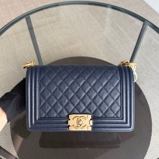 Image 1 of Chanel Boy Medium - Caviar 25CM Gewatteerd Donkerblauw Goudkleurige Hardware Serie 25