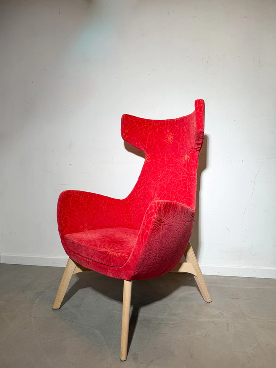 Sillón auxiliar de respaldo alto en terciopelo rojo con estampado floral. – Sillones (photo 2 of 7)