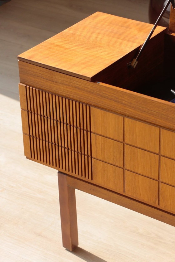 Image 1 of Giradischi vintage HMV 2351 – Mobile audio inglese anni '70