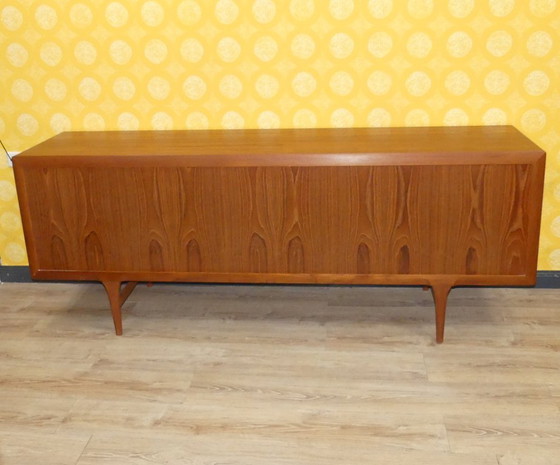 Image 1 of Credenza in teak di Ib Kofod-Larsen per Faarup Møbelfabrik Divisorio per ambienti indipendente del 1960 Porte a tamburo