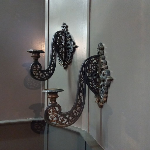 Ensemble de bougeoirs et chandeliers muraux néo-gothiques en fonte, antiques, ca. 1875-1880