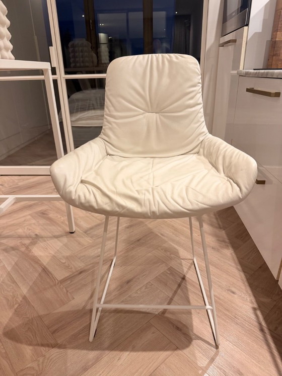 Leya Bar Armchair Low Sgabello da bar Freifrau Manufaktur, Sgabelli da bar, Pelle, Metallo, Crema, Modern (foto 2 di 5)