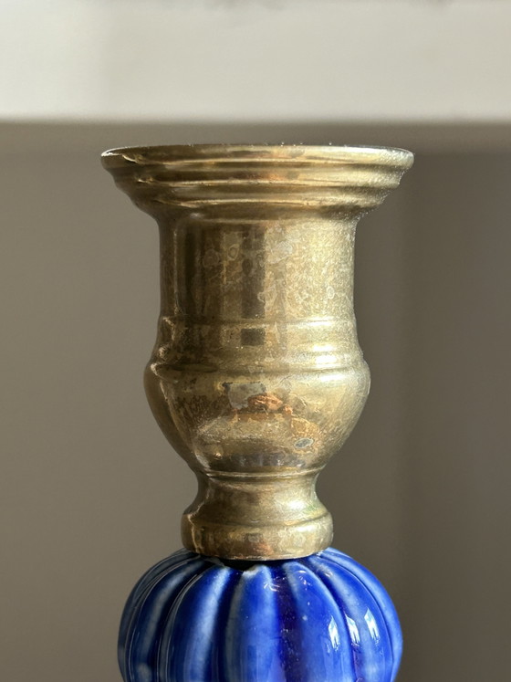 Bougeoir en laiton fait main. Figurine Delft Blue. Perles en céramique. – Nori Vinci, Bougeoirs et chandeliers (photo 4 of 7)