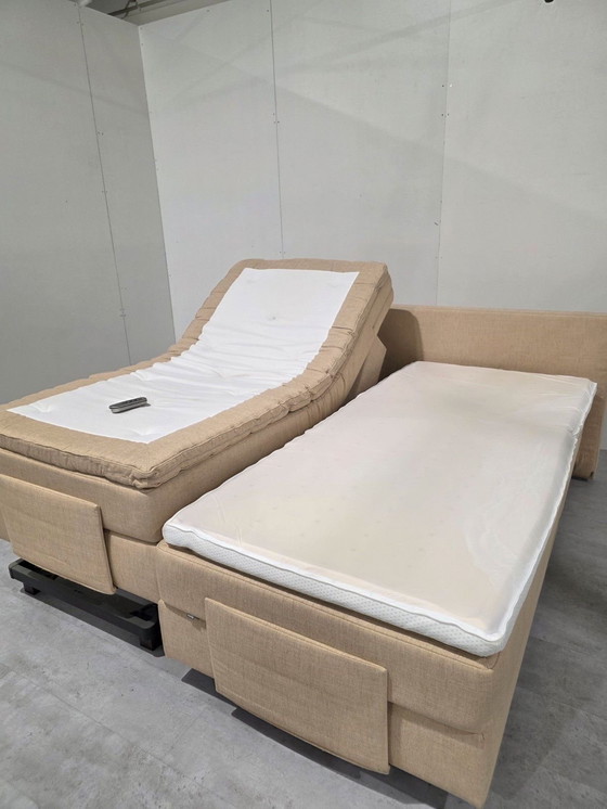 Image 1 of Auping Kiruna, Luxe Boxspring, volledig Electrisch , wireless bedieningen, 2-motorig, incl nette Auping matrassen +toppers