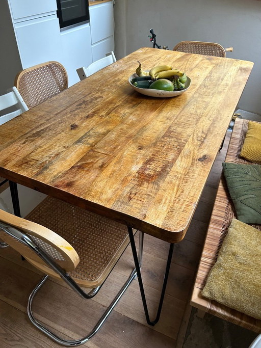 Table de salle à manger en bois de manguier avec pieds épingle noirs