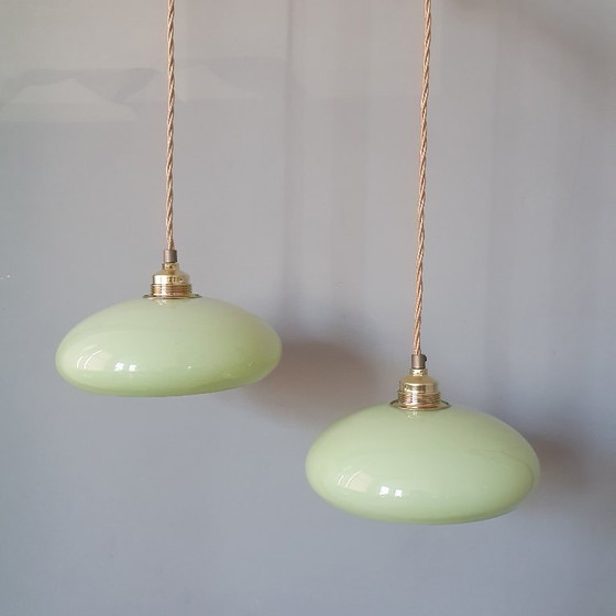 Image 1 of Ensemble de 2 suspensions vintage en verre opalin pastel vert/menthe.