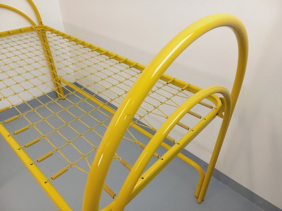Image 1 of Twee vintage Italiaanse Maretto Marflex stapelbedden van geel metaal uit de jaren 80.
