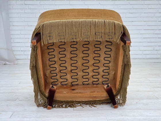 Image 1 of Poltrona danese con schienale alto, anni '70, rivestimento in velluto verde chiaro.