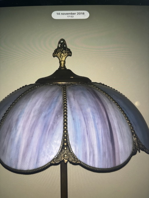 Lampadaire exclusif de France vers 1930 avec abat-jour en verre coloré très spécial incrusté de cuivre.