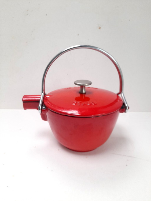La théière Staub en fonte émaillée rouge – tafelaccessoires, Cast Iron