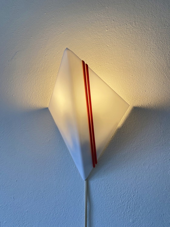 Image 1 of Lampada da parete vintage a forma di triangolo geometrico - Applique in plexiglass postmoderno anni &#39;80 - Applique minimalis