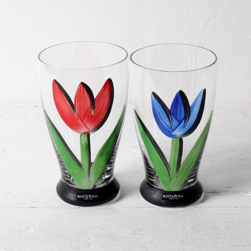 Set di 2 Bicchieri in Cristallo Tulip / Bicchieri da Acqua con Fiori di Tulipano Rossi e Blu Kosta Boda di Ulrica Hydman Vallien