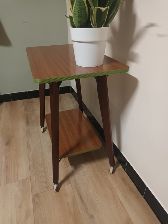 Image 1 of Mesa auxiliar retro con ruedas