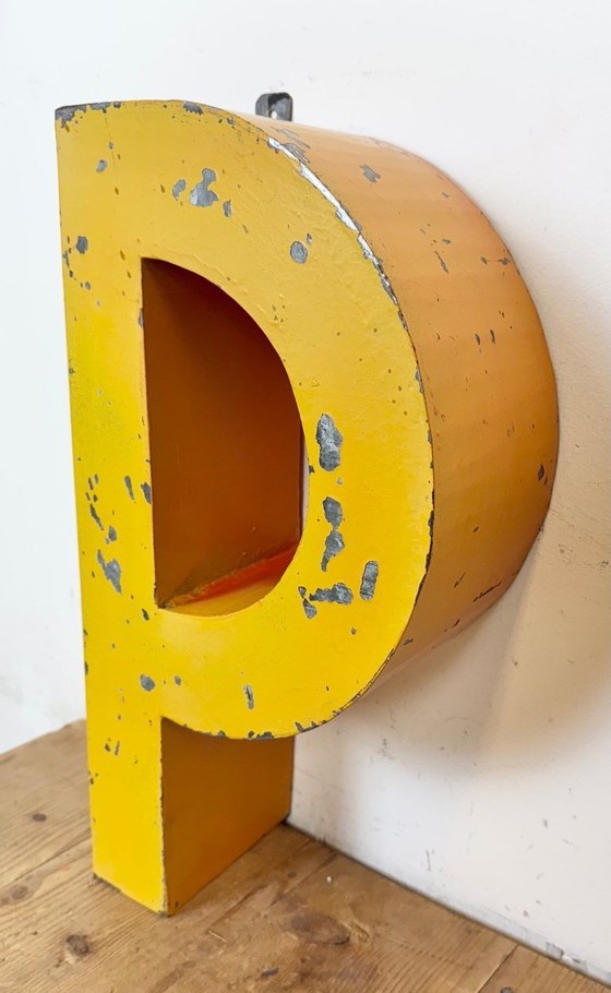 Image 1 of Grande lettera P in ferro giallo vintage per facciata, anni '60