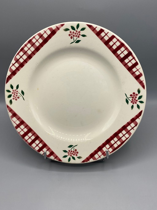 Piatto in maiolica di Digoin Sarreguemines, modello Niger Burgundy con bacche decorate a stencil. – decoratieve objecten
