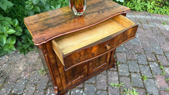 Image 1 of Elegante cómoda de nogal estilo Biedermeier | Mediados de siglo | Incluye envío por transporte de mercancías