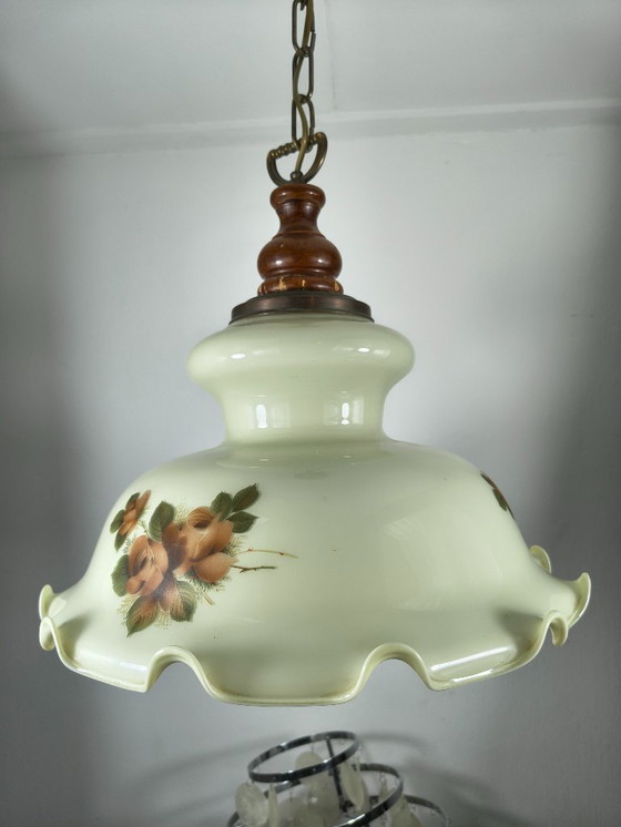 Image 1 of Antieke hanglamp van opaalglas en bloemdecor