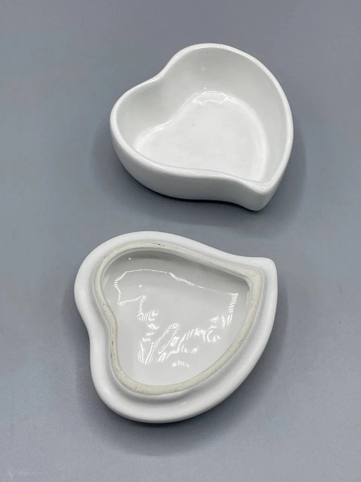 Hartvormig porseleinen doosje met blauw bloemenmotief en gouden accenten. – decoratieve objecten, Porcelain (photo 2 of 5)