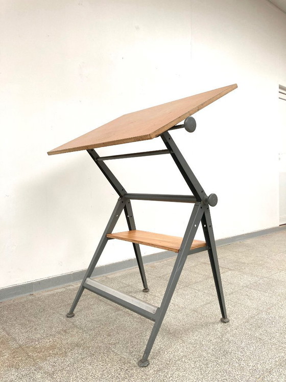 Image 1 of Mesa de dibujo «Reply» de Friso Kramer/Wim Rietveld con silla de arquitecto.