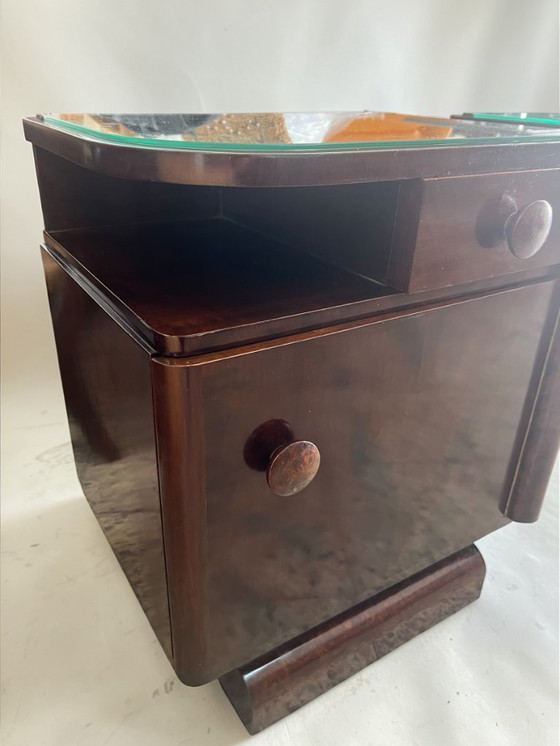 Image 1 of Paar deutsche Streamline - Art Deco Nachttische aus den 1940er–50er Jahren mit wunderschönem Maserfurnier und Glasauflage