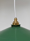 Due lampade a sospensione vintage in smalto verde.