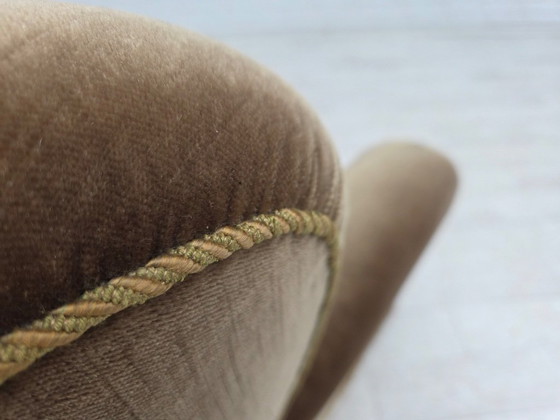 Image 1 of Sillón danés de los años 60, estilo relax, tapizado en terciopelo verde oscuro y madera de fresno.