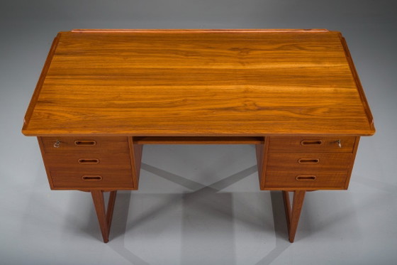 Image 1 of Freistehender dänischer Teak-Schreibtisch aus der Mitte des 20. Jahrhunderts mit erhöhter Kante, 1960er Jahre