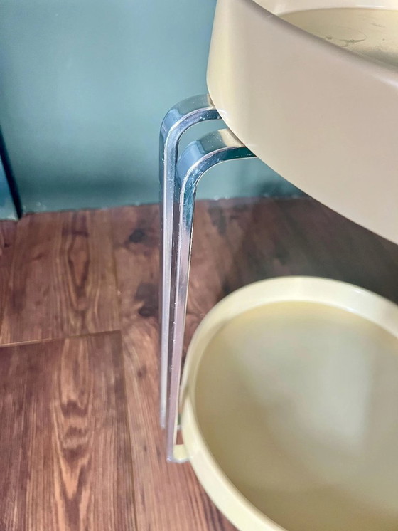 Image 1 of Original runder Space Age Servierwagen aus den 1970er Jahren auf vier Rollen, aus Chrom und massivem Holz mit Kunststoffüberzug.