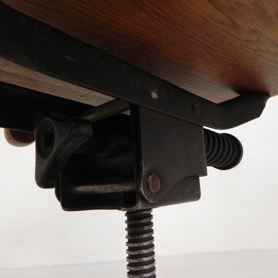 Silla de oficina de roble con sistema de muelles ajustable y regulación de altura, década de 1950. (photo 30 of 35)