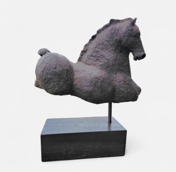 Keramische Beeldhouwkunst / Paardentorso op houten sokkel / – Ceramic (photo 8 of 8)