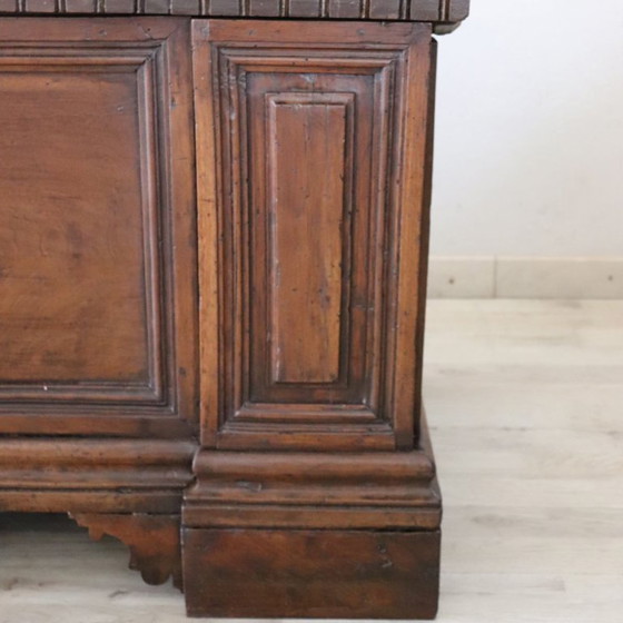 Antieke kist van massief walnotenhout, Italië, 17e eeuw – Ladekasten, Wood (photo 7 of 17)
