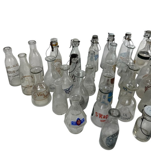 Collection de 42 bouteilles anciennes françaises de lait, de vin et de spiritueux
