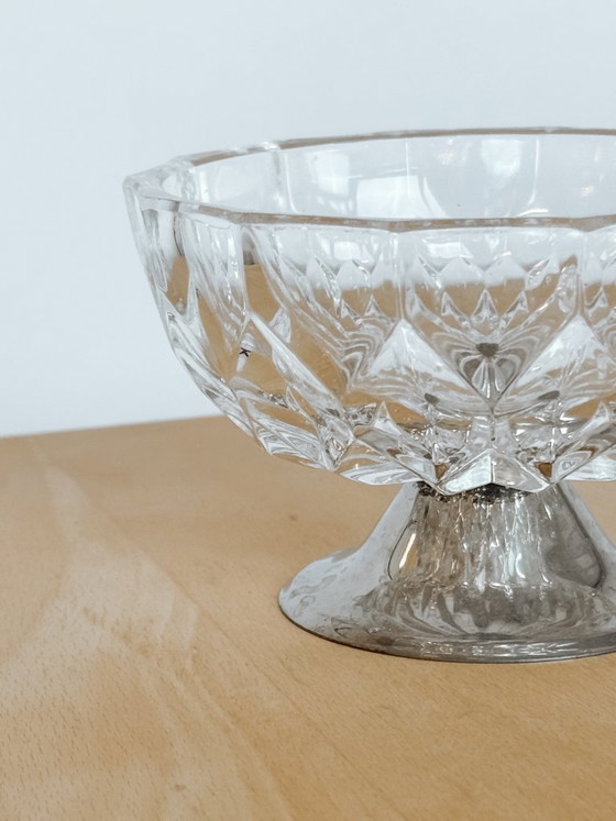 Image 1 of Bombonera de cristal sobre una base de plata