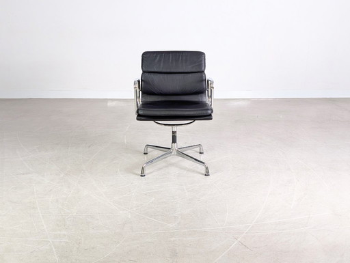 Silla original Vitra EA 208 de cuero negro con almohadilla suave Charles Eames