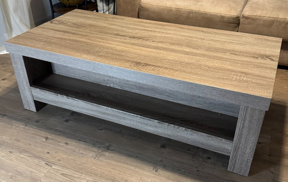 Image 1 of Table basse avec tiroir – aspect chêne