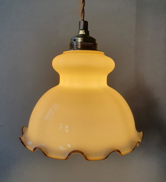 Image 1 of Vintage kleine glazen hanglamp met decoratie rand in bruintint. 