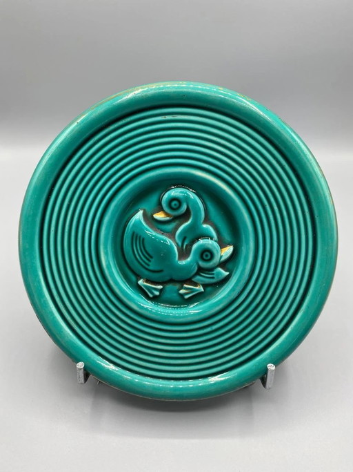 Sottopentola in ceramica smaltata, con decorazione a rilievo di un anatroccolo, smalto turchese, Francia.