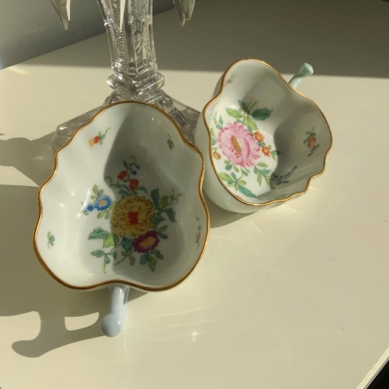 Image 1 of Coppia di antichi piatti giapponesi in porcellana Kutani a forma di foglia – Era Meiji/Taisho – Dipinti a mano e dorati