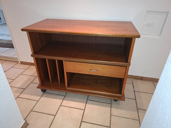 Image 1 of Houten ladekast met lade, uittrekbare planken en wielen.