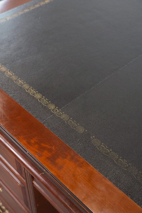 Image 1 of Klassischer Chesterfield-Schreibtisch/Partnerschreibtisch im englischen Stil mit schwarzer Lederplatte