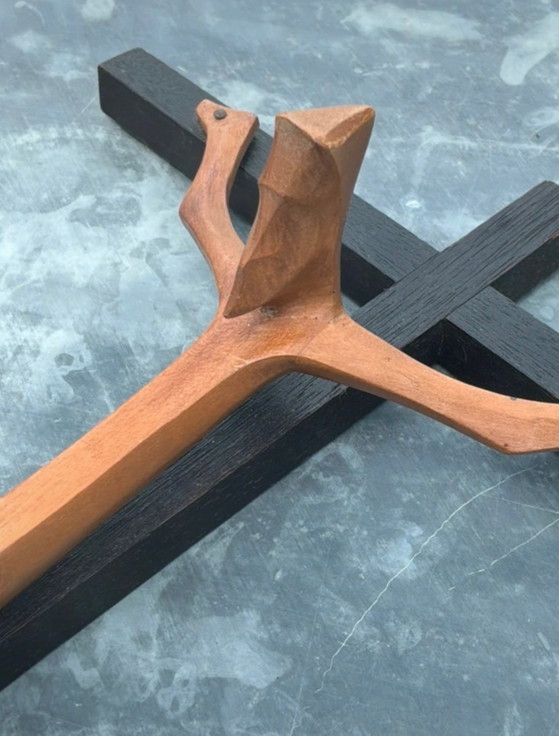 Modernistisch kruisbeeld van gesneden hout – Minimalistische stijl – Gesigneerd Krstić – Decoratieve objecten (photo 3 of 11)