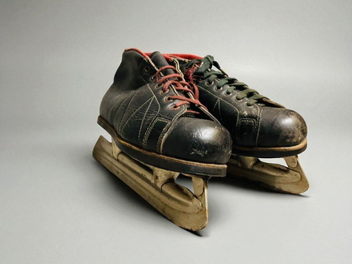 Patins à glace vintage en cuir noir de l'URSS des années 1950