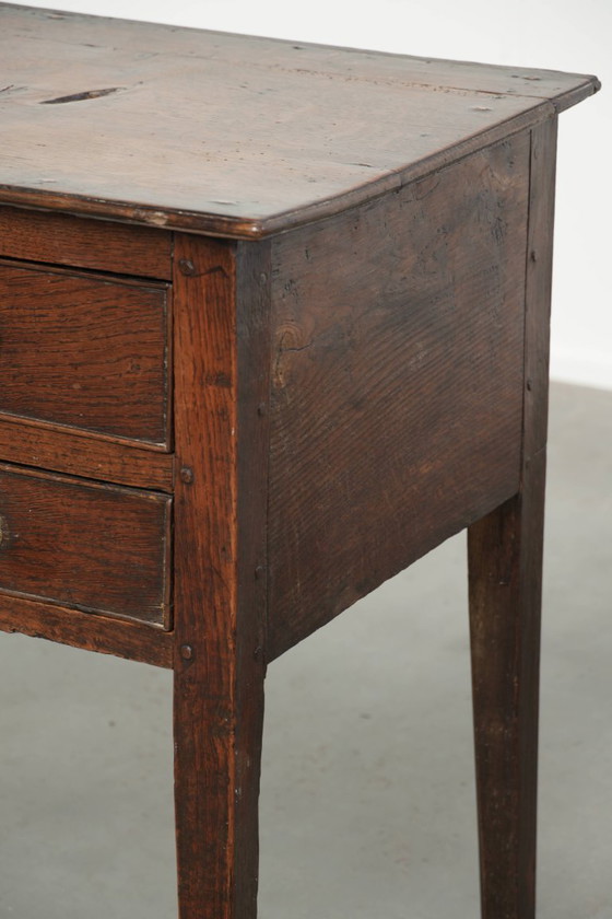 Tavolino basso inglese antico del XVIII secolo, realizzato in rovere con splendide tonalità intense. (photo 14 of 15)